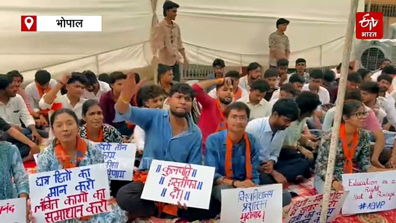 कुलपति का इस्तीफा और धारा 52 लगाने की मांग, BU में एबीवीपी का अनिश्चितकालीन धरना शुरू