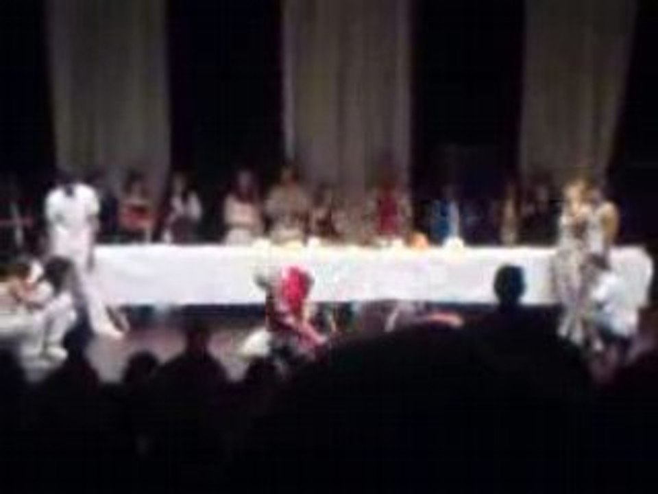 video de hip hop dans une pièce de theatre