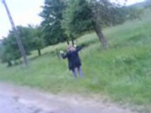 Alexia fait des galipettes (a)