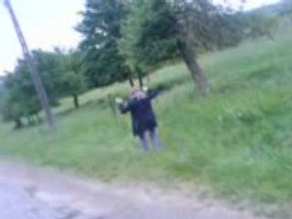 Alexia fait des galipettes (a)