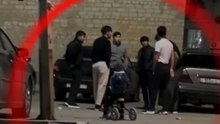 Ce petit garçon quitte son vélo pour aller saluer ce groupe de jeunes hommes