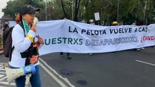 Madres buscadoras se manifiestan rumbo al Estadio Azteca con el mensaje: ''La pelota vuelve a casa, nuestros hijos ¿cuándo?''