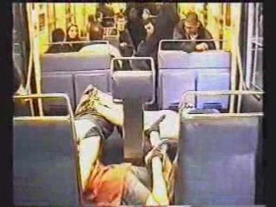 Sport en short dans le métro parisien !!!