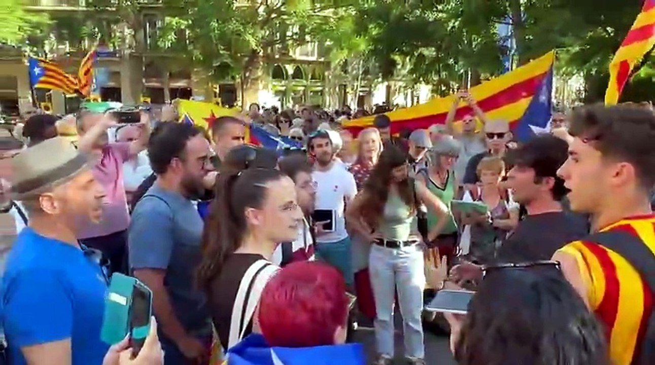 Cantada popular del Cant de la Senyera davant la Sagrada Família en resposta a l'expulsió dels cantaires