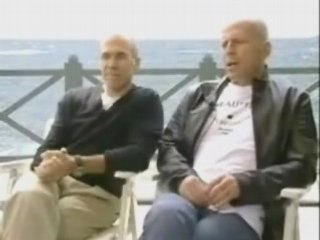 bruce willis ce prend une vague dans la gueule a cannes