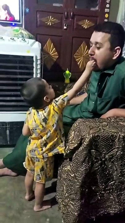 Salar ahmad eating lays