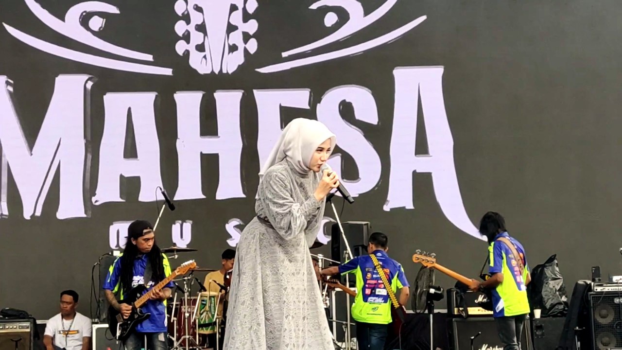 PENYANYI CANTIK MAHESA MUSIK tampil di Blitar