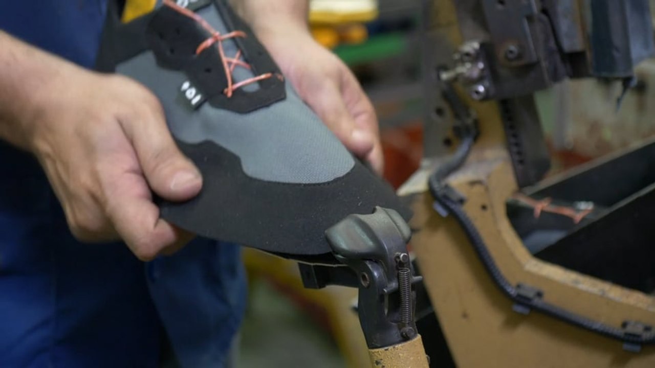 Así se convierte una botella en zapatillas