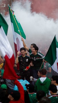 Aficionados festejan triunfo de México en el Estadio Azteca