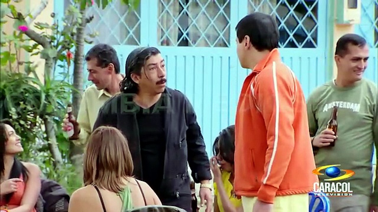 Vecinos Colombia (2008) - Óscar Contrata a Marcos Zorro Para que Arregle la Humedad en Casa de Doña Ruca - Caracol TV (2009)