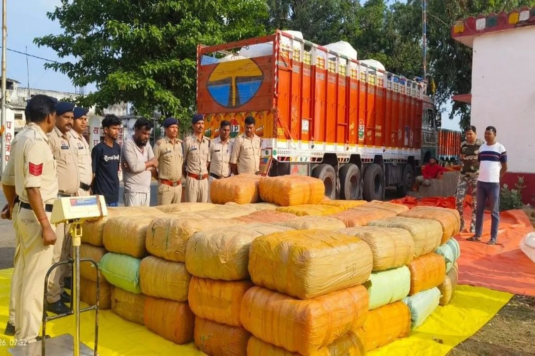 छत्तीसगढ़-उत्तर प्रदेश बॉर्डर पर पकड़ाया 1 ट्रक गांजा, 10 करोड़ है कीमत, UP का सरगना समेत 2 गिरफ्तार, ओडिशा से है कनेक्शन