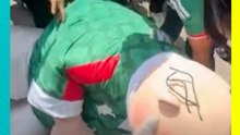 ¡Zangolotearon al Dr. Simi! Le metieron mano, perreó hasta el suelo y disfrutó cada instante en la fiesta por el triunfo de México