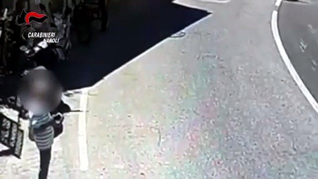 Si traveste da donna per truffare un'anziana - il video diffuso dai Carabinieri