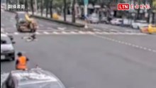 生死一瞬間！計程車北市和平東路突左轉 機車閃避倒地險遭吊車輾過