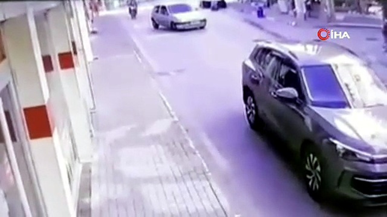İzleyenler \"Yapay Zeka Yapımı\" Dedi! Otomobile Yapışan Sürücünün Mucize Kurtuluşu