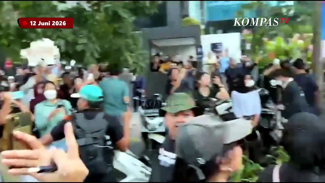 Saling Dorong! Aksi Demo Mahasiswa Kritisi Ekonomi Diblokade Polisi di Bundaran HI