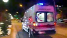 Kontrolden çıkan pikap terör estirdi! Karşı şeride geçip aydınlatma direğini deviren araç park halindeki otomobilleri biçti!