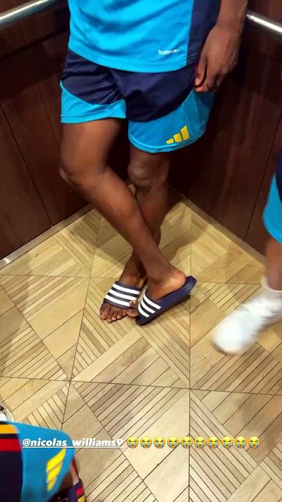 Lamine Yamal se mofa de las chanclas de Nico Williams