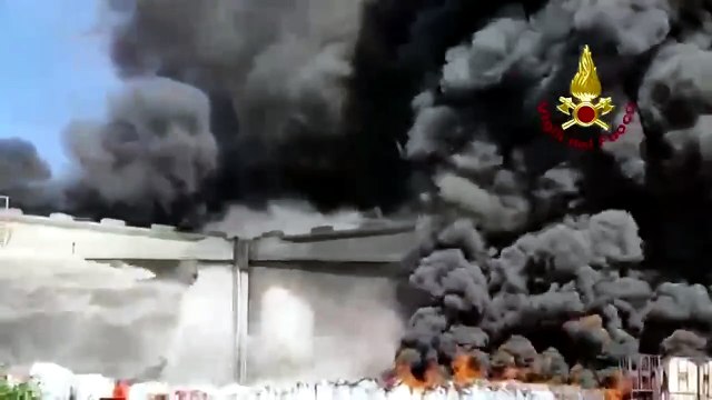 Incendio nello stabilimento chimico Versalis a Mantova, vigili del fuoco in azione