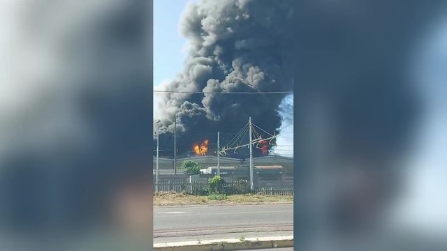 Mantova, l'imponente colonna di fumo che s'innalza dai magazzini della Versalis