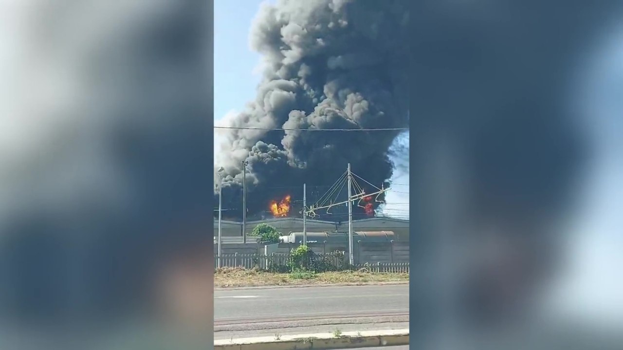 Mantova, l'imponente colonna di fumo che s'innalza dai magazzini della Versalis