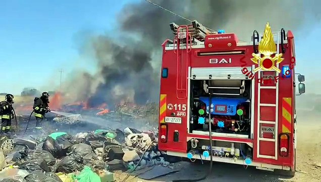 Sardegna in fiamme, i vigili del fuoco in azione per domare gli incendi - VIDEO