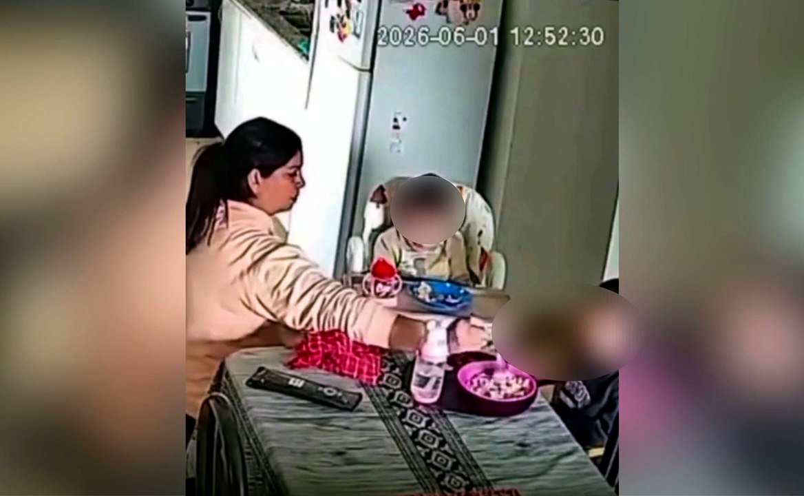 Babá dá tapas em criança durante almoço