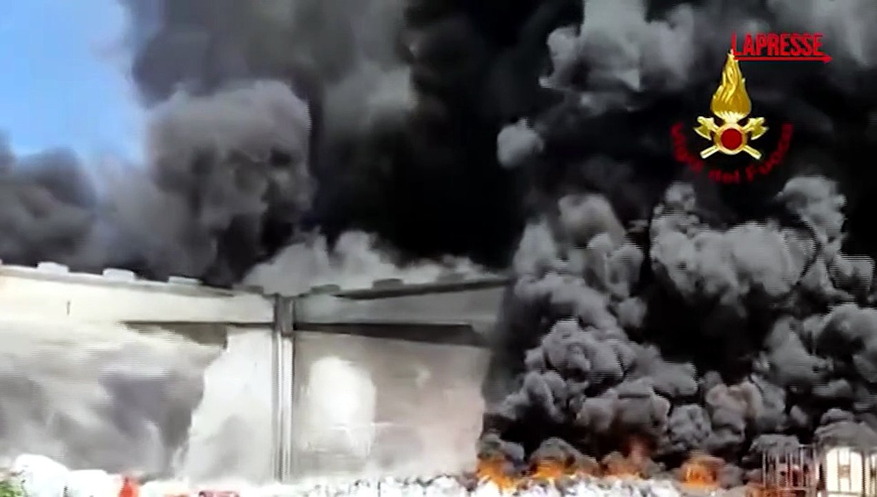 Incendio alla Versalis di Mantova, nube di fumo nero sopra la citt?