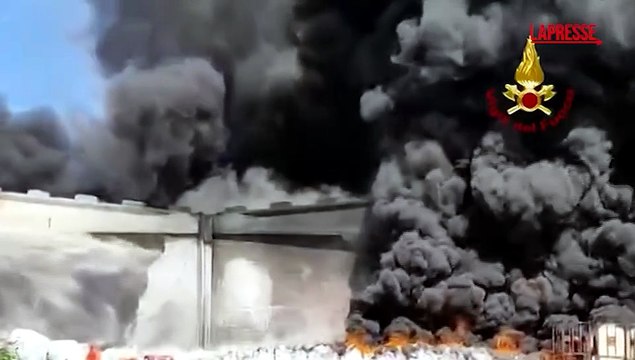 Incendio alla Versalis di Mantova, nube di fumo nero sopra la citt?