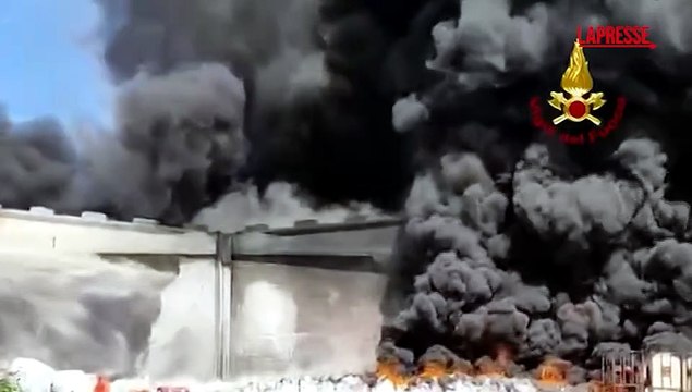 Incendio alla Versalis di Mantova, nube di fumo nero sopra la citt?