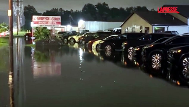 Usa, devastante tornado sull'Indiana: allagamenti con abitazioni distrutte e alberi sradicati