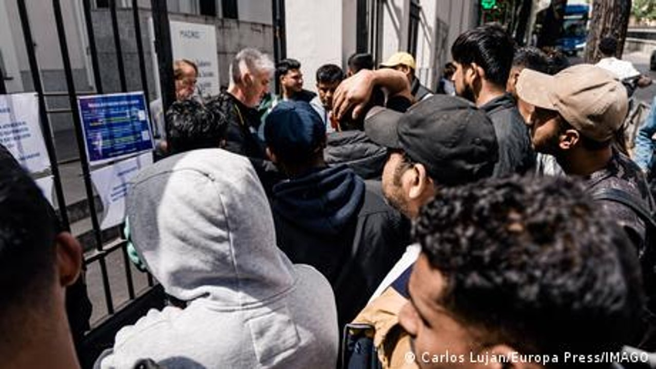 Spain offers legal status to migrants