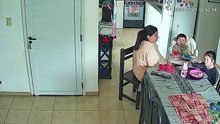Una niñera maltrató a una nena mientras comía, quedó grabada y la madre la expuso