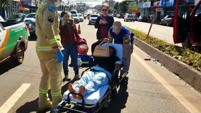 Mulher fica ferida após acidente entre carro e motocicleta na Avenida Carlos Gomes, em Cascavel