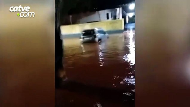 Temporal deixa carros parcialmente submersos e ruas alagadas em Iporã
