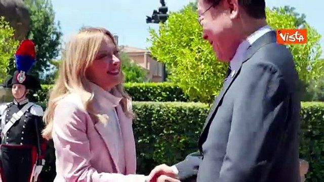 Meloni 'saluta' Briciola, il cane mascotte dei Carabinieri, durante incontro con premier coreano