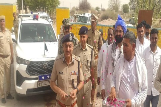 Jaisalmer : नाचना दौरे पर पुलिस महानिरीक्षक ने की कानून व्यवस्था समीक्षा, ग्रामीणों से किया सीधा संवाद
