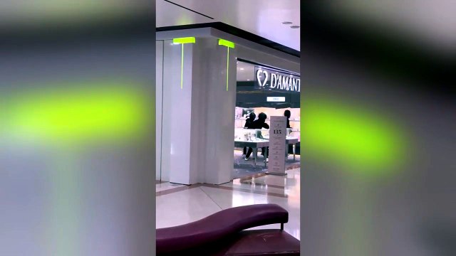 Rapina in gioielleria con armi a salve e fumogeni a Novate Milanese, i video girati nel centro commerciale