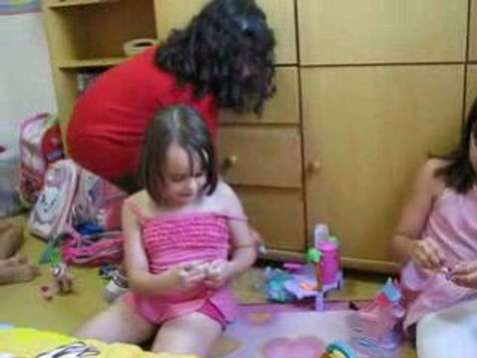 Juju brincando com suas amigas