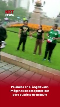 Durante los festejos en el Ángel de la Independencia por el triunfo de la Selección Mexicana sobre Sudáfrica 🇲🇽⚽, algunos aficionados utilizaron una lona con imágenes de personas desaparecidas para cubrirse de la lluvia.