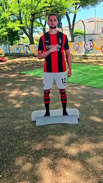 VIDEO - Milan Cup 2026: compaiono le figure dei calciatori rossoneri