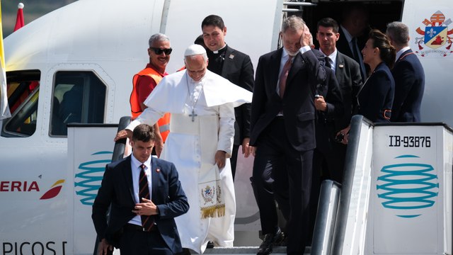 El Papa León XIV baja del avión que le iba a llevar de vuelta a Roma por un problema técnico