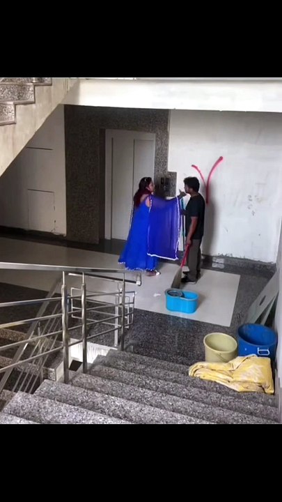 😳⚠️ Un agent d’entretien n’a pas supporté les insultes et a réagi violemment, frappant une jeune femme avant de la faire chuter dans les escaliers. 🚨📹