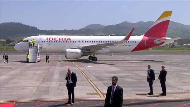 Pope Leo XIV Forced to Leave Plane After Technical Problem Delays Return to Rome