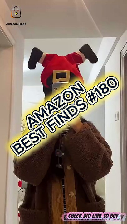Wait for the kick! 🦵 This Christmas hat is pure chaotic energy ✨