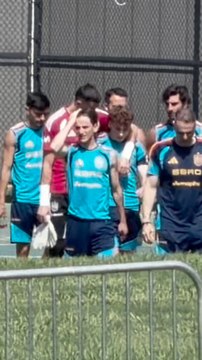 Pedri cuida a Víctor Muñoz en su primer entrenamiento con España en el Mundial