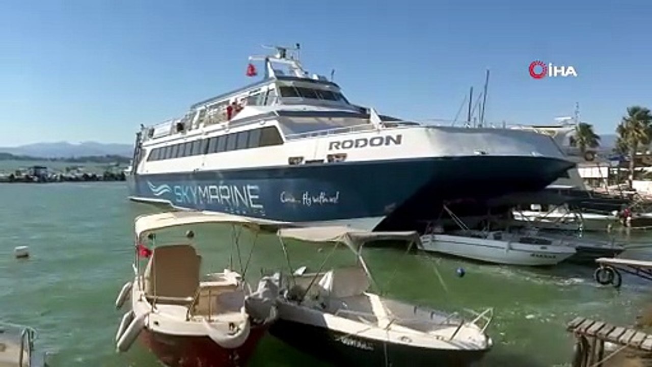 Rodos seferi yapan feribot Fethiye’de karaya oturdu