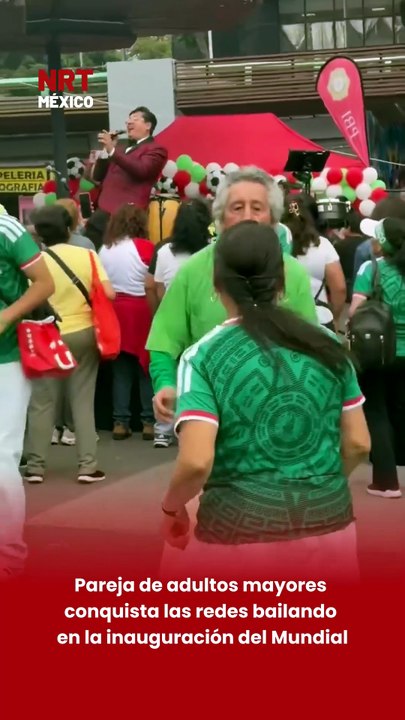 El ambiente mundialista se vivió con música y baile en los alrededores del Estadio Banorte, donde una pareja de adultos mayores cautivó a los asistentes con sus pasos 🎶⚽.