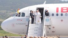 El papa vuelve al Vaticano en el Falcon del rey Felipe VI tras problemas técnicos con su avión