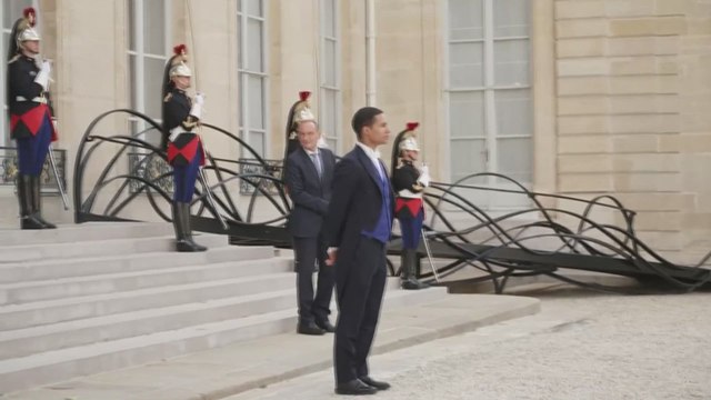 Macron Gives Carney Warm Welcome During Pre-G7 Meeting in Paris